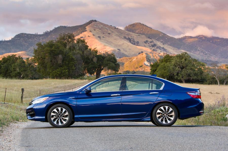  Honda Accord Hybrid 2016 года  (NA) (фото 18 из 41)